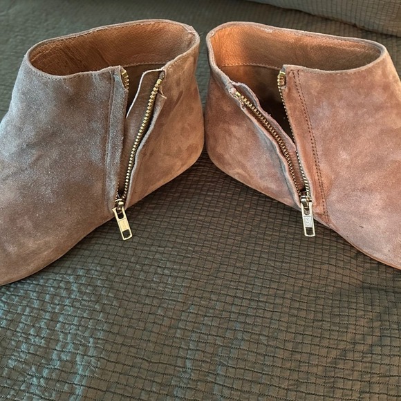 Corso Como Suede Pointed Toe Ankle Boots Women's Size 8M Taupe Side Zip Flat - Picture 7 of 9